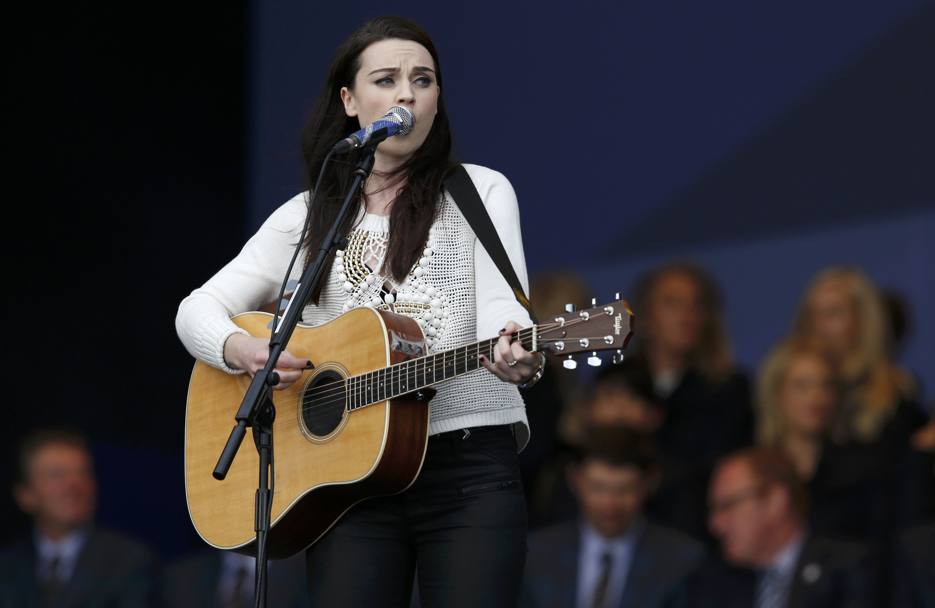 La cantautrice britannica Amy Macdonald impegnata sul palco di Gleaneagles nell’esibizione d’apertura della cerimonia. Action Images